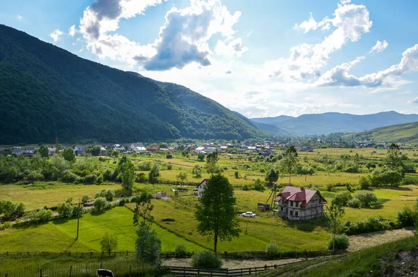 Schöne Landschaft Aus Der Höhe Typisches Karpatendorf Einem Tal Wald — Stockfoto