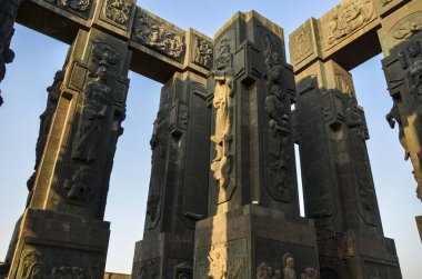 Gürcistan 'ın antik tarihini tasvir eden devasa tarihi anıtın yakın plan görüntüsü. Tiflis 