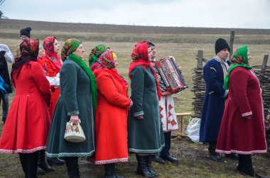 Etnik festival sırasında Ukrayna folkloru kadın kolektif performans sergiledi