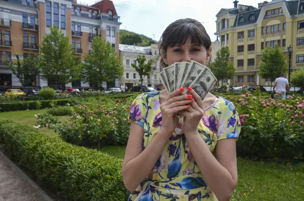 Succès Jeune Femme Détiennent Fan Argent Comptant Billets Banque Dollars — Photo