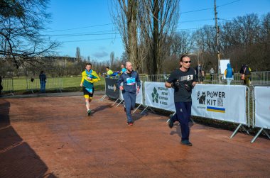 Koşucular spor giyim ve spor ayakkabısı şehir sokaklar boyunca maraton sırasında ile lots