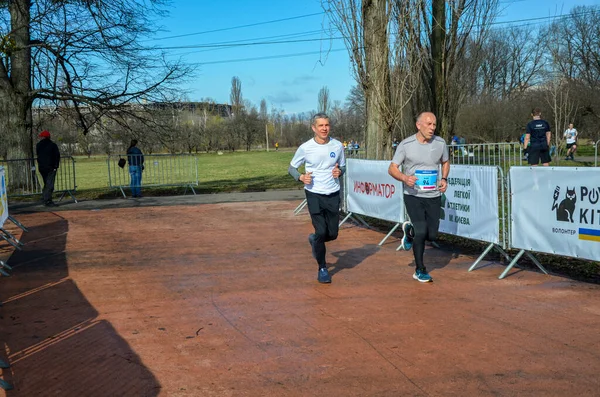 Massor Löpare Med Sportkläder Och Skor Maratonloppet Längs Stadens Gator — Stockfoto