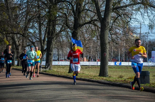 Biegacze Maratońscy Biegający Drogach Miejskich Zdrowy Styl Życia Hobby Fitness — Zdjęcie stockowe