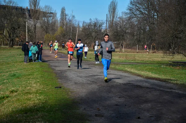 Groupe Personnes Actives Courant Dans Ville Marathon Course Équipe Concept — Photo