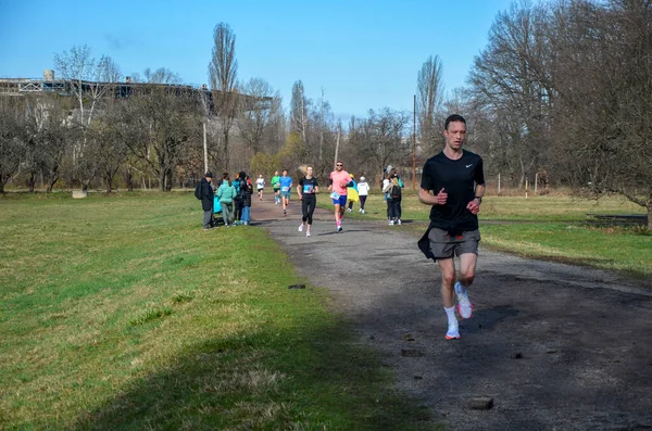 Grupp Aktiva Människor Som Springer Staden Team Som Springer Maraton — Stockfoto