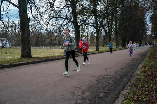 Glada Små Flickor Springer Race Gatan Utomhus Solig Dag — Stockfoto
