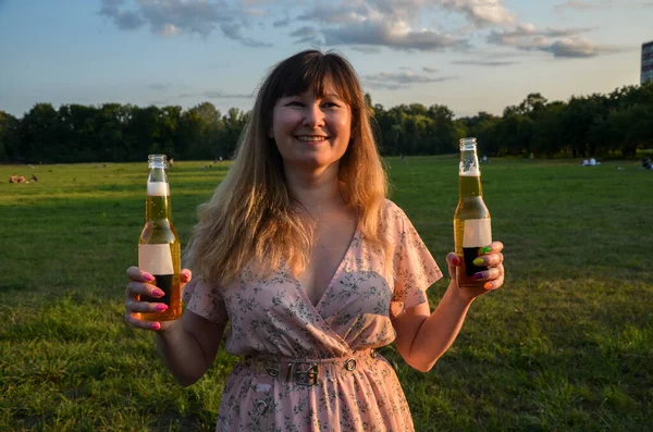 Young Woman Holding Two Bottles Beer Smiling Happiness Outdoors Enjoy — Photo