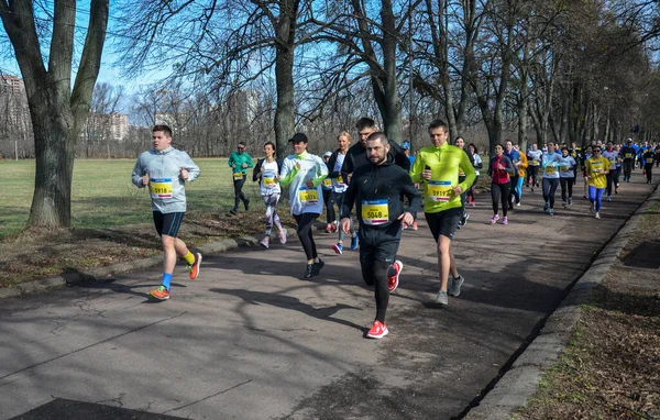 Wielu Biegaczy Odzieży Sportowej Butach Biegania Podczas Maratonu Ulicach Miasta — Zdjęcie stockowe