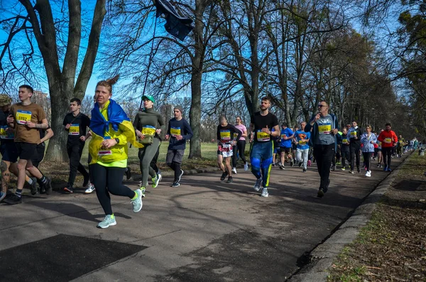 Massor Löpare Med Sportkläder Och Löparskor Maraton Längs Stadens Gator — Stockfoto