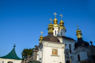 Ukrayna 'daki Kyiv Pechersk Lavra Manastırı' nda Kutsal Bakire Meryem 'in Doğuşu Kilisesi' nin altın kupaları.