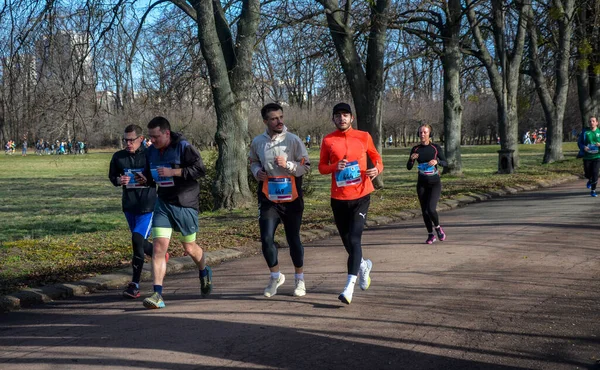 一组马拉松选手在城市公园举行了一场比赛 健身运动与健康 — 图库照片