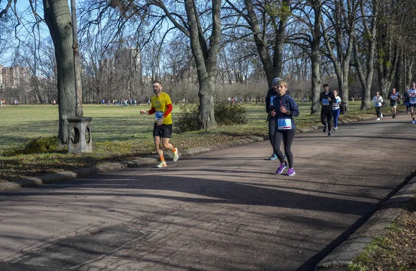 Gruppe Maratonløpere Som Konkurrerer Byparken Trening Helse – stockfoto