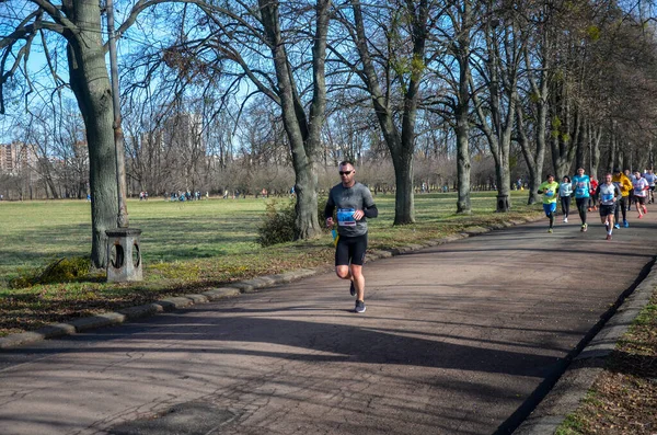 Egy Csapat Maratoni Futó Versenyez Városi Parkban Fitneszgyakorlat Egészség — Stock Fotó