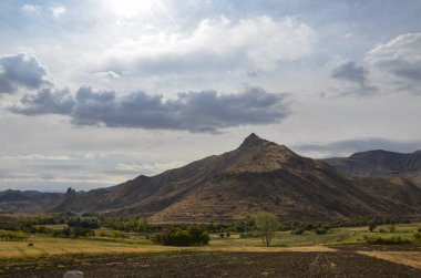 Güzel sonbahar dağ manzarası, Kafkasya dağlarının tepeleri ve zirveleri, Ermenistan