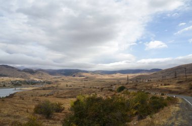 Güzel sonbahar dağ manzarası, Kafkasya dağlarının tepeleri ve zirveleri, Ermenistan