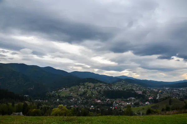 Schöne Landschaftliche Landschaft Mit Bewaldeten Hügeln Und Bergdorf Vorokhta Unten — Stockfoto
