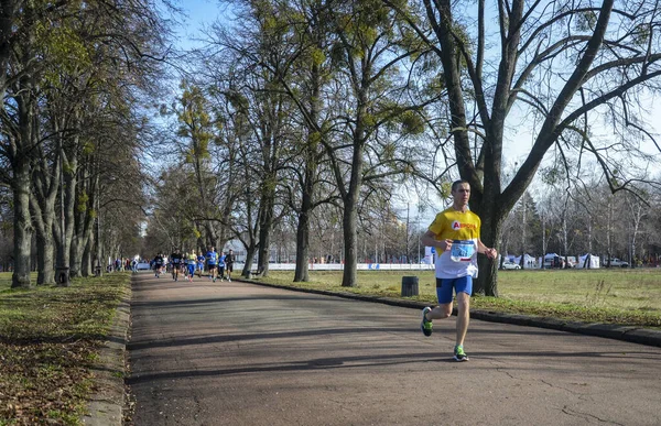 Sportowcy Biegający Wyścigach Drogowych Podczas Zawodów Kijowie Zdrowy Styl Życia — Zdjęcie stockowe