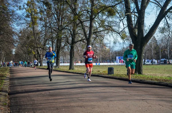 在基辅举行的比赛中 运动员在公路上跑步 健康的生活方式 健身爱好 — 图库照片