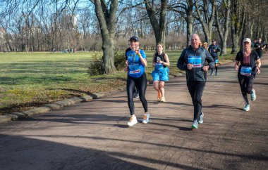 Şehir maratonu sırasında dışarıda koşan bir grup genç sporcu. Sokakta spor yapıyor. Sağlıklı yaşam tarzı kavramı.