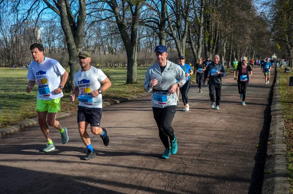 Grupa Młodych Sportowców Biegających Świeżym Powietrzu Podczas Miejskiego Maratonu Uprawianie — Zdjęcie stockowe