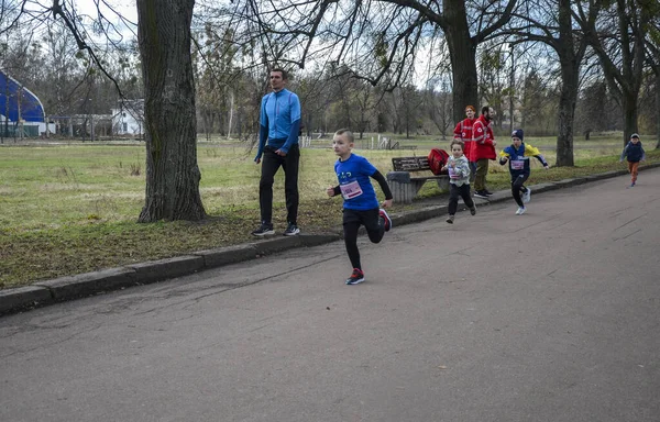 在孩子们跑步的比赛中 年轻的男孩子参加比赛是一项非常棒的运动比赛 — 图库照片