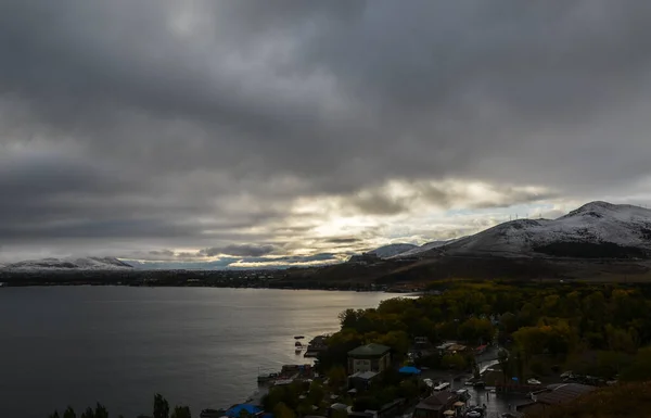 Das Ufer Des Sewan Sees Einem Bewölkten Tag Mit Wolken — Stockfoto