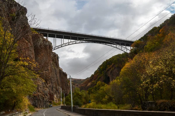亚美尼亚Jermuk温泉度假村Arpa河峡谷上方的金属桥 — 图库照片