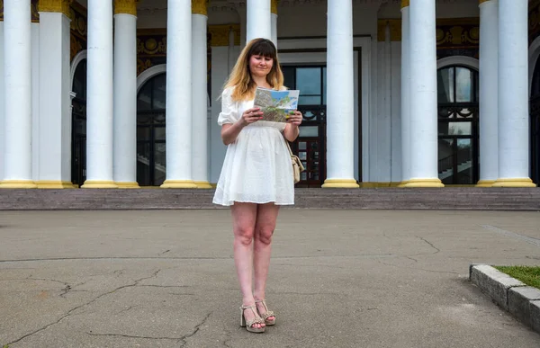 Portrait Corporel Complet Une Touriste Robe Blanche Avec Carte Papier — Photo