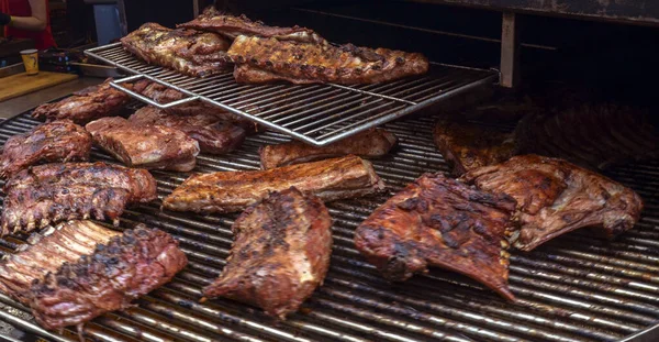 Sült Grillezett Sertésborda Főzés Grillsütőben Nyaralás Barbecue Konyha Koncepció — Stock Fotó