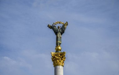 Bağımsızlık Meydanı 'ndaki Kyiv' in merkezinde elinde viburnum dalı olan Ukrayna ulusal kostümlü bir kızın heykeli.