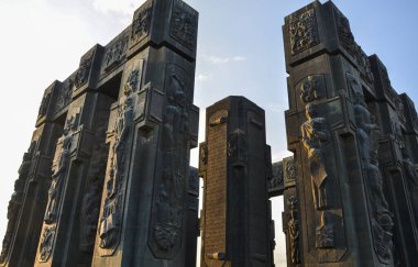Günbatımında Tiflis 'te Gürcistan Anıtı ya da Gürcistan Tarihi Anıtı' nın büyük sütunları