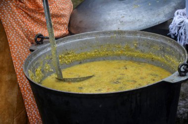 Kulish, Zaporizhian Kazakları tarafından açık ateşte pişirilen darı, salo, patates ve soğandan yapılan çok eski bir Ukrayna yemeğidir.