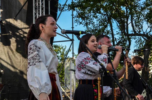 Cantanti Ragazza Ucraina Abbigliamento Nazionale Tradizionale Cantare Sul Palco Durante — Foto Stock