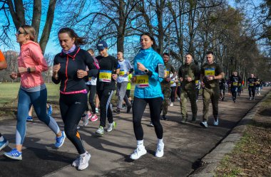 Grup atletleri şehir maratonunda koşan erkek ve kadınlar. Fitness ve sağlıklı aktif yaşam tarzı