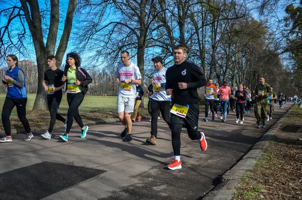 Grupa Sportowców Biegnie Mężczyzn Kobiet Biegnących Miejskim Maratonie Sprawność Zdrowy — Zdjęcie stockowe