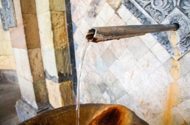 Ermenistan 'daki Jermuk su galerisinde maden suyu sunucuları iyileştirme amaçlı kanallardan aşağı akıyor.