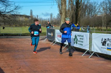 Bir grup sporcu şehir maratonunda koşuyor. Spor, spor ve sağlıklı yaşam tarzı konsepti
