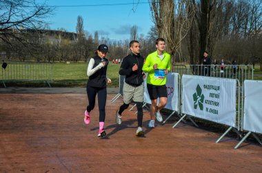Bir grup sporcu şehir maratonunda koşuyor. Spor, spor ve sağlıklı yaşam tarzı konsepti
