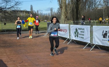 Bir grup sporcu şehir maratonunda koşuyor. Spor, spor ve sağlıklı yaşam tarzı konsepti