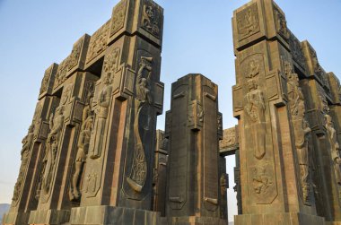 Tiflis 'teki Gürcistan Günlükleri adlı devasa taş bir anıtın dev sütunları.
