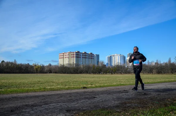 运动的年轻人在大自然中奔跑 动态运动 城市健康积极的生活方式 — 图库照片
