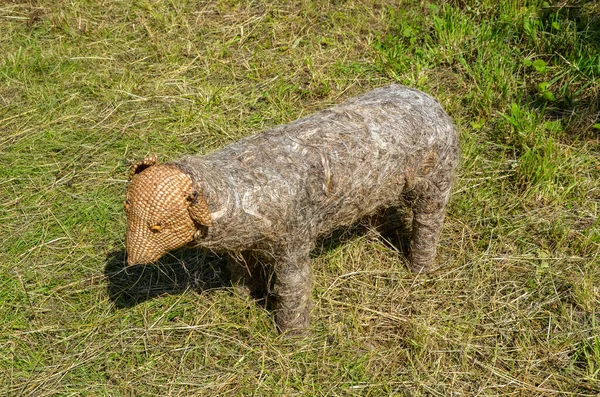 Escultura Paja Animal Césped Verde Durinf Festival Étnico Verano — Foto de Stock