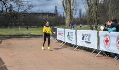 Şehir parkındaki koşu yarışında kadın sporcu. fitness ve sağlıklı yaşam tarzı konsepti