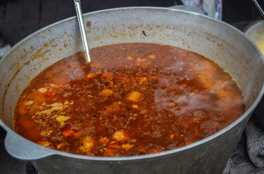 Klasik Ukrayna borsch 'u ya da pancar, sığır eti, dökme demir bir kazanda bol sebze ve fasulye.