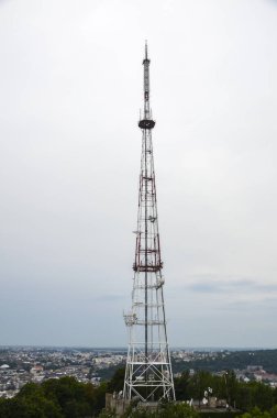 Bulutlu havada High Castle Hill 'de TV telekomünikasyon kulesi yayınlanıyor, Lviv, Ukrayna