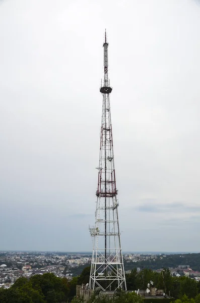 Broadcasting Telecommunications Tower High Castle Hill Θολό Καιρό Λβιβ Ουκρανία — Φωτογραφία Αρχείου