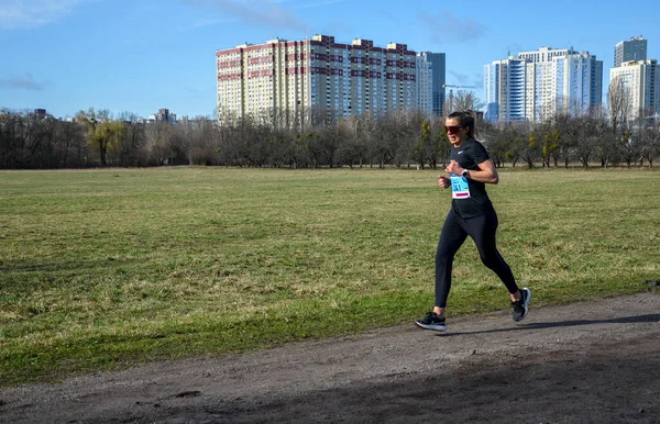 年轻的女运动员在春天公园路跑步 健康的健康女性在户外慢跑 — 图库照片