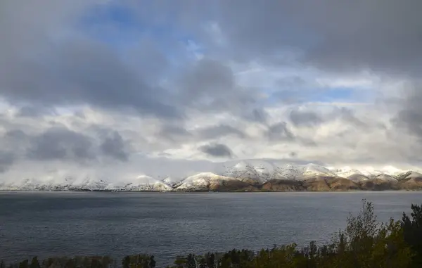 Alm Wateroppervlak Van Lake Sevan Sneeuw Bedekte Bergen Onder Hemel — Stockfoto