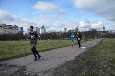 Şehir maratonu. Birçok sportif insan bahar günü kentsel alanda yarış yapıyor, sağlıklı yaşam tarzı ve spor kavramları.