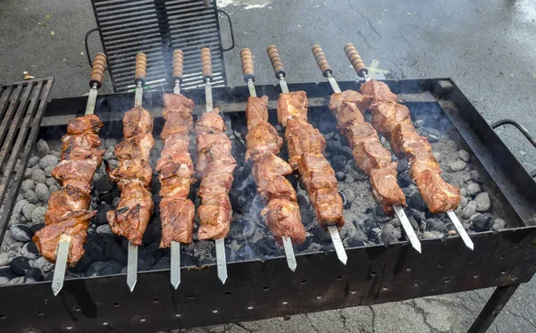 Deliciosa Carne Shish Kebab Espetos Grelhados Churrasqueira Com Fumaça Carvão — Fotografia de Stock
